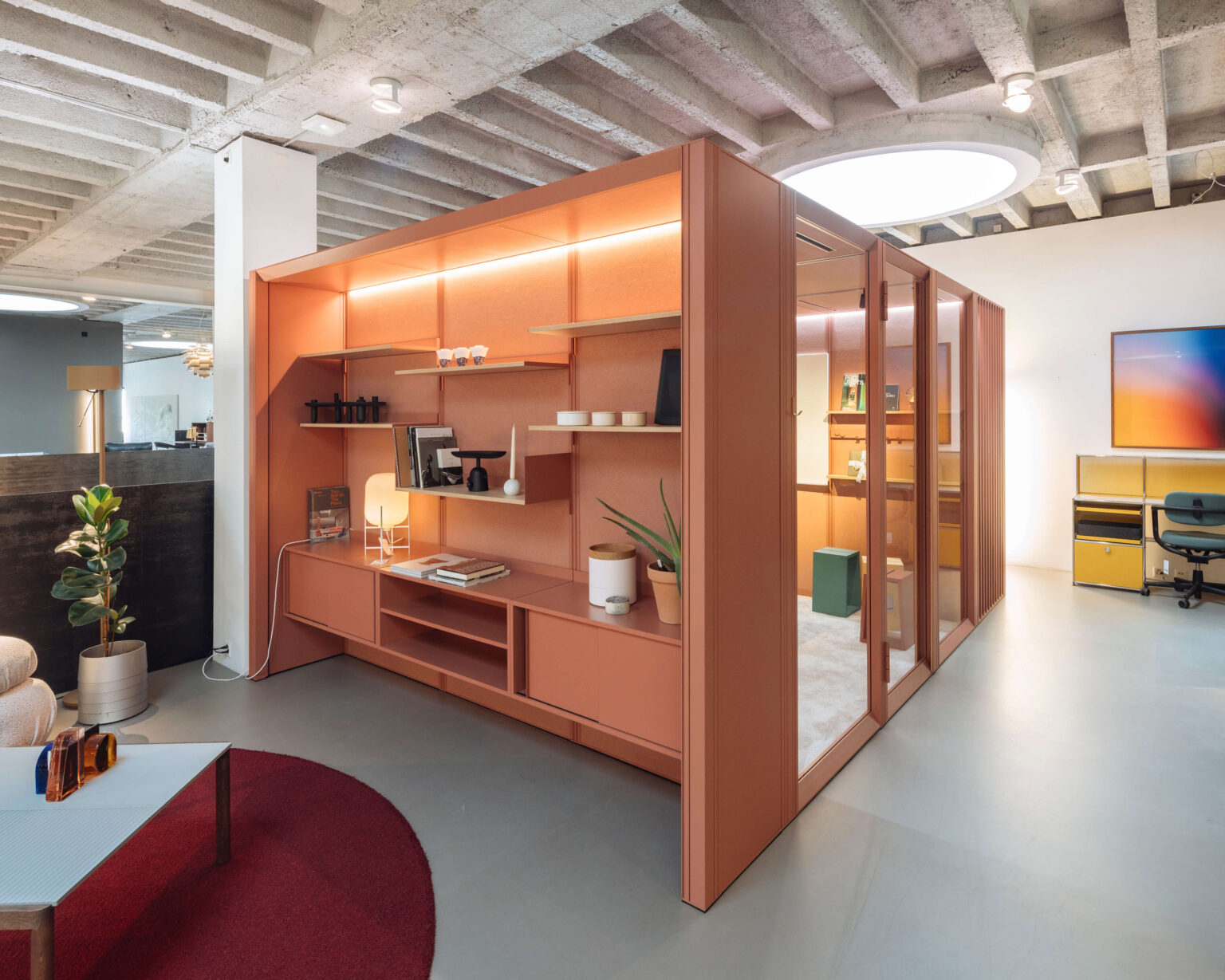 Regal und integrierter Besprechungskubus im Showroom teo jakob Genf.