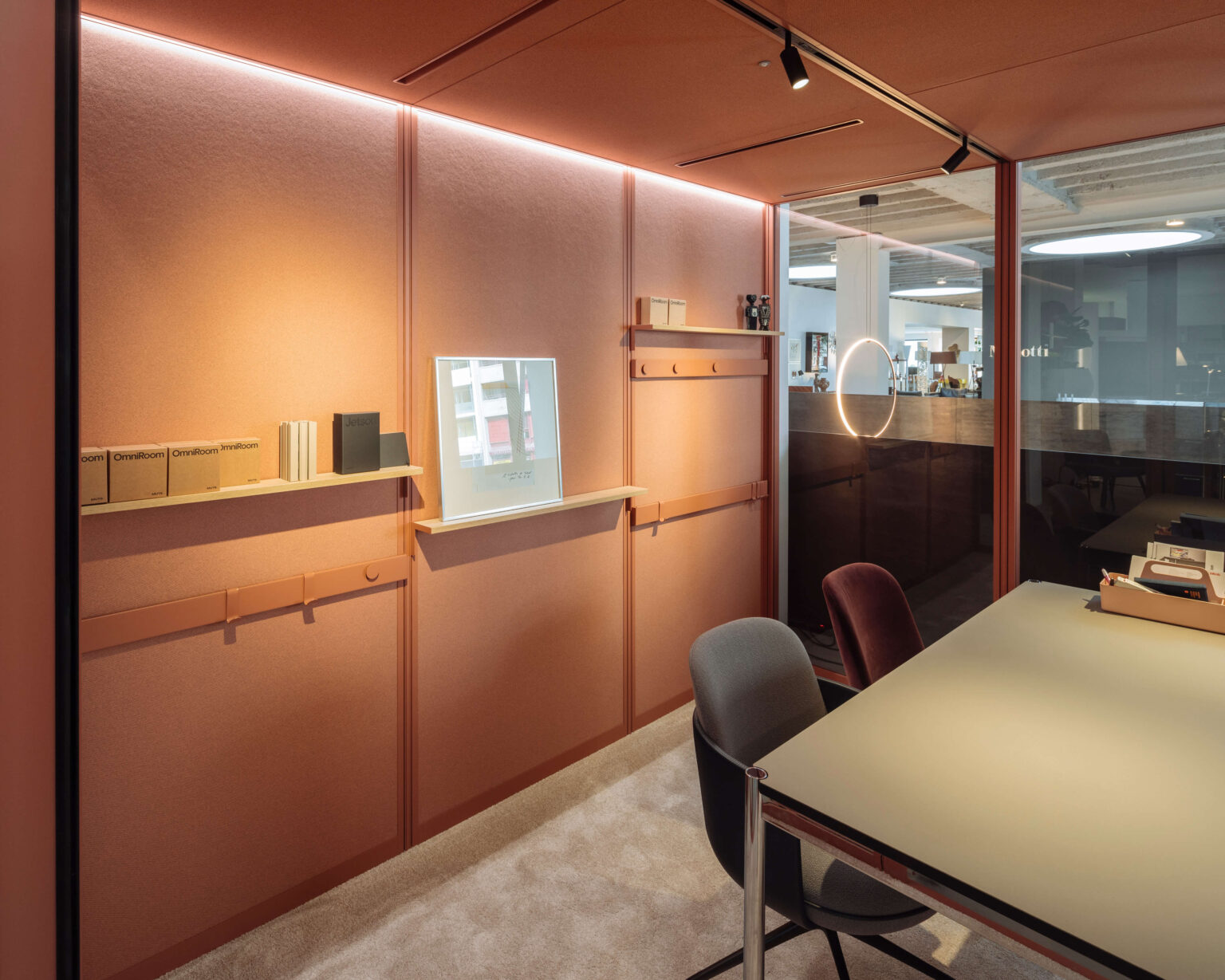 Beratungsraum mit textilen Wänden und Tisch im Showroom teo jakob Genf.