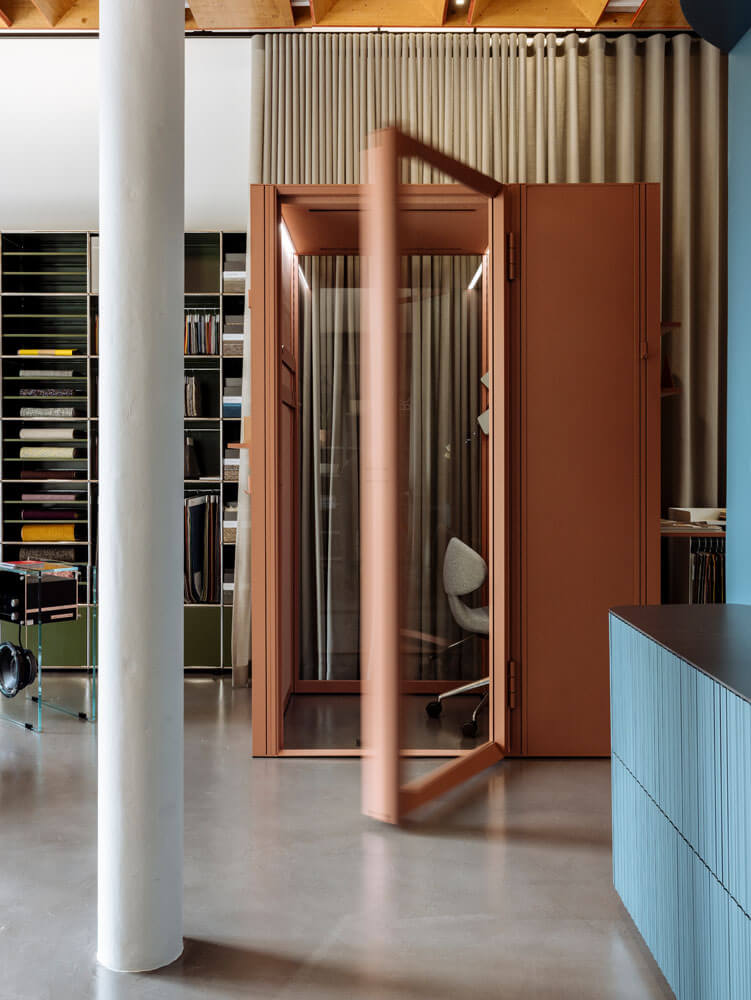 teo jakob Atelier Lausanne, offene Mute Akustikkabine im Innenraum.