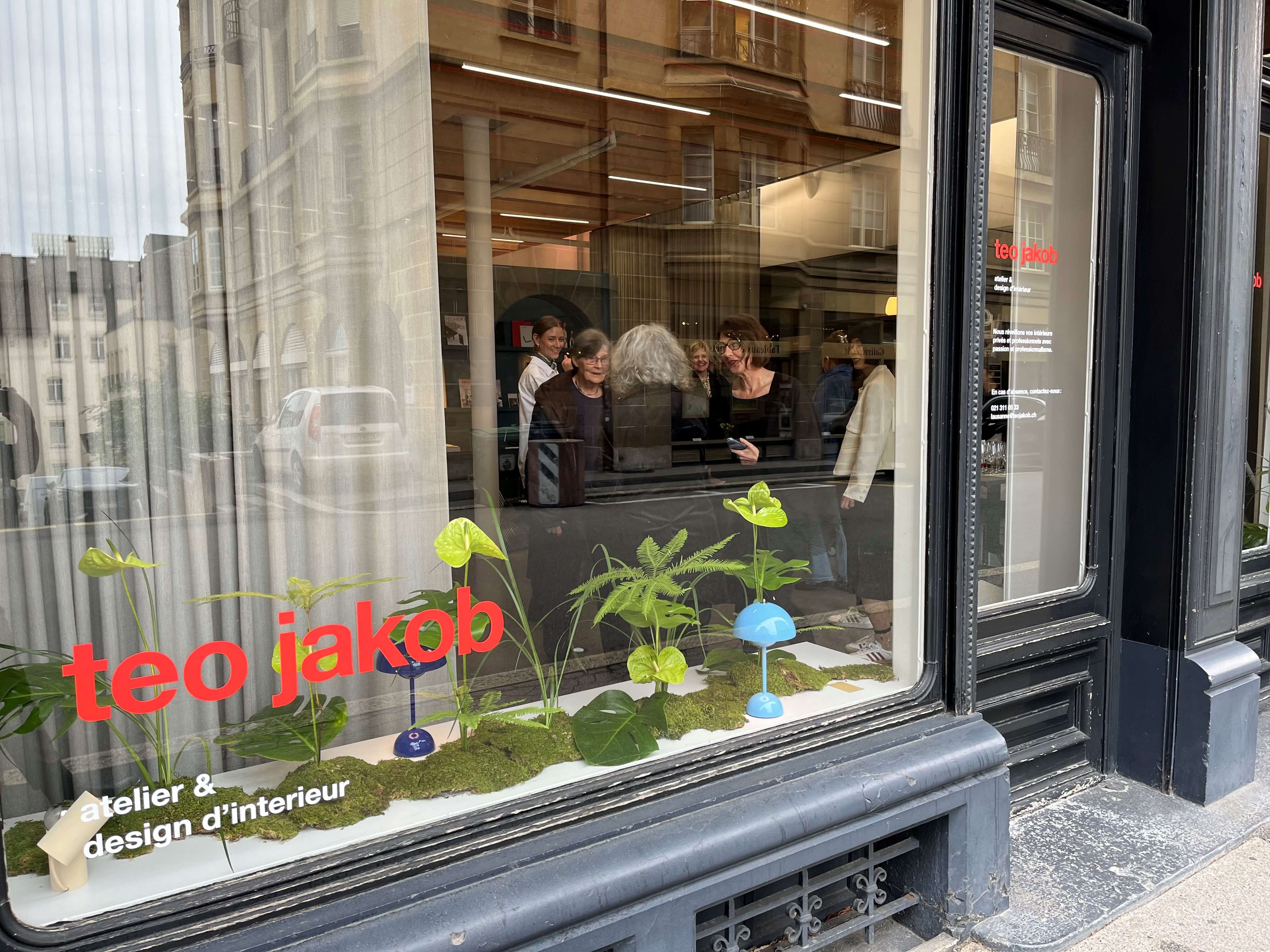 teo jakob Atelier Lausanne, Gäste im Gespräch hinter dem Schaufenster