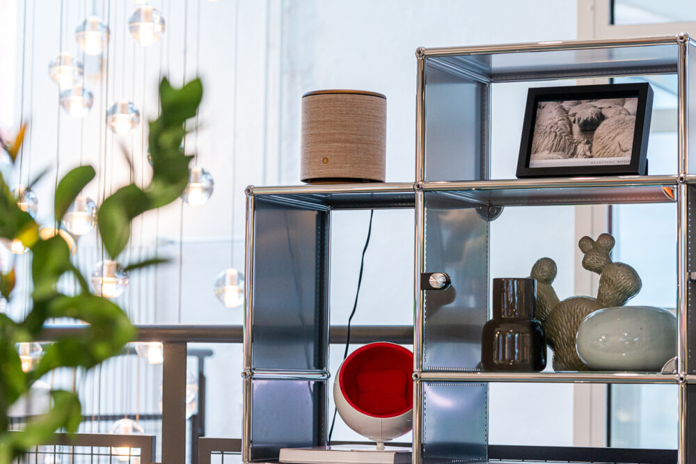 USM Regal mit Leuchten und Designobjekten im Showroom Zürich.