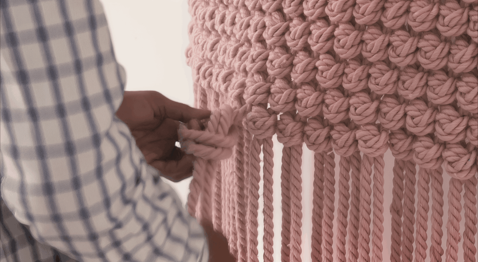 Detailaufnahme von handgeknüpftem Textil in Rosé.