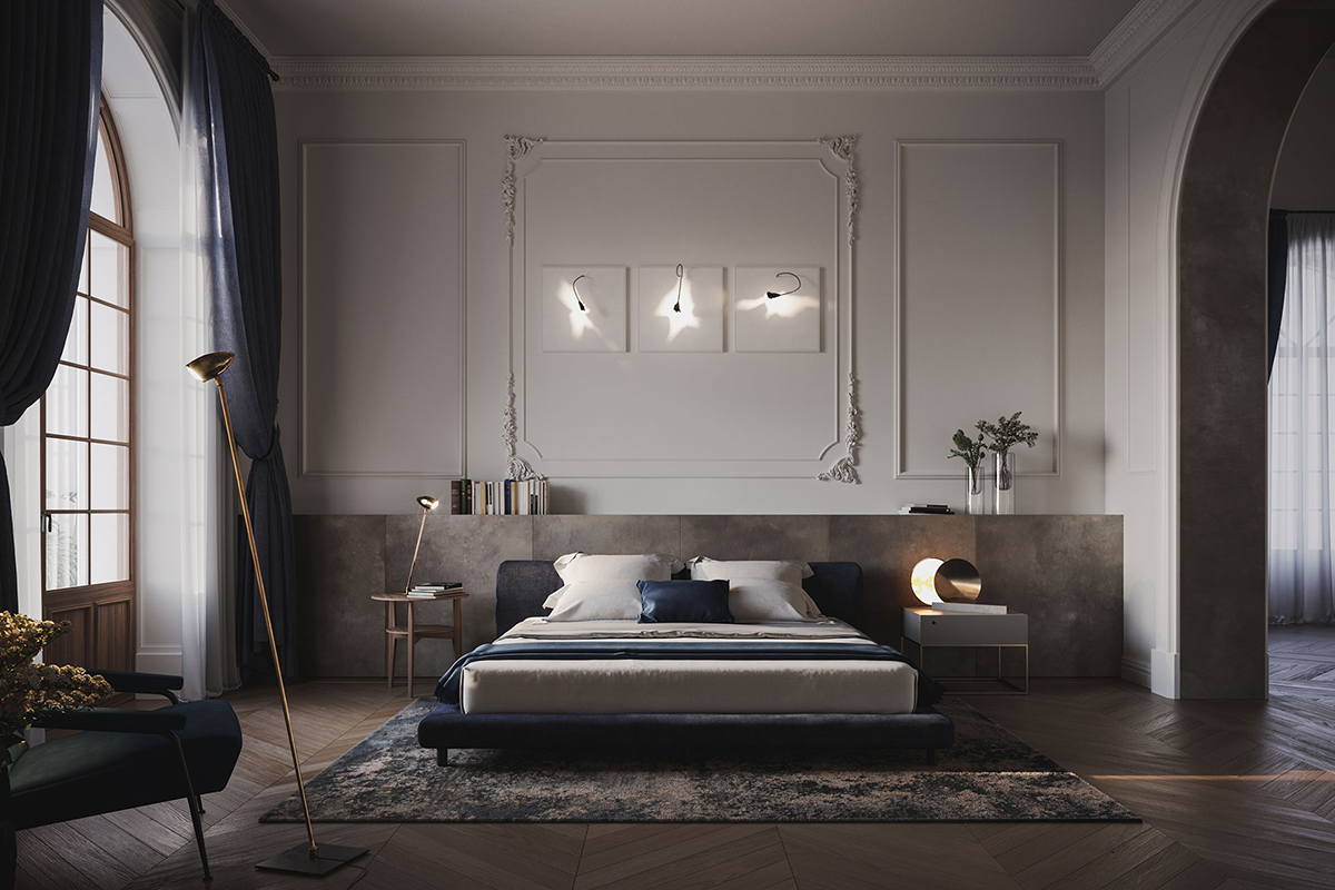 Elegantes Schlafzimmer mit gepolstertem Bett auf dunklem Teppich, grauen Wandpaneelen mit drei kleinen Leuchten, Nachttischen mit Designlampen und hohen Fenstern mit dunklen Vorhängen links.