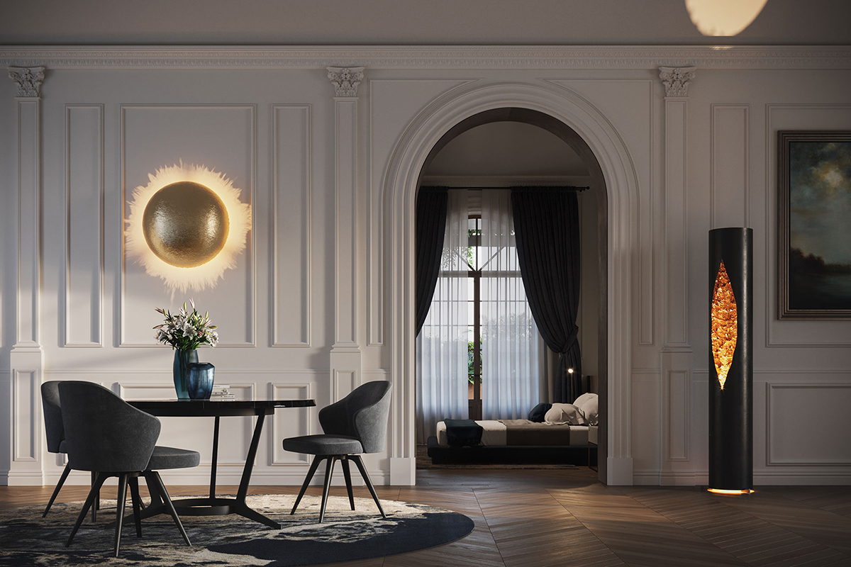 Klassischer Raum mit hellen Wandpaneelen, rundem Tisch und zwei grauen Sesseln, links eine goldene Wandleuchte wie eine Sonne, rechts eine hohe schwarze Stehleuchte mit orange leuchtendem Einsatz, mittig ein Rundbogen mit Blick ins Schlafzimmer.
