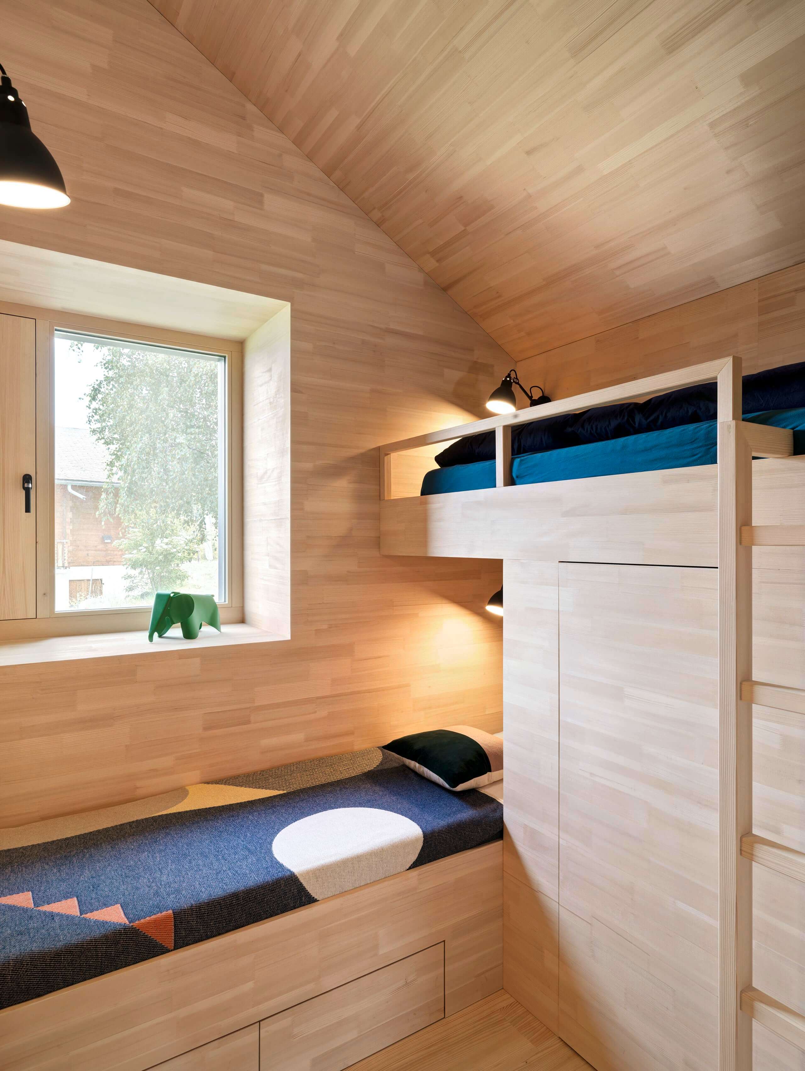 Kompaktes Schlafzimmer mit integriertem Hochbett, Stauraum und Wandlampen, vollständig in Holz gehalten, im Ferienhaus in Vercorin.