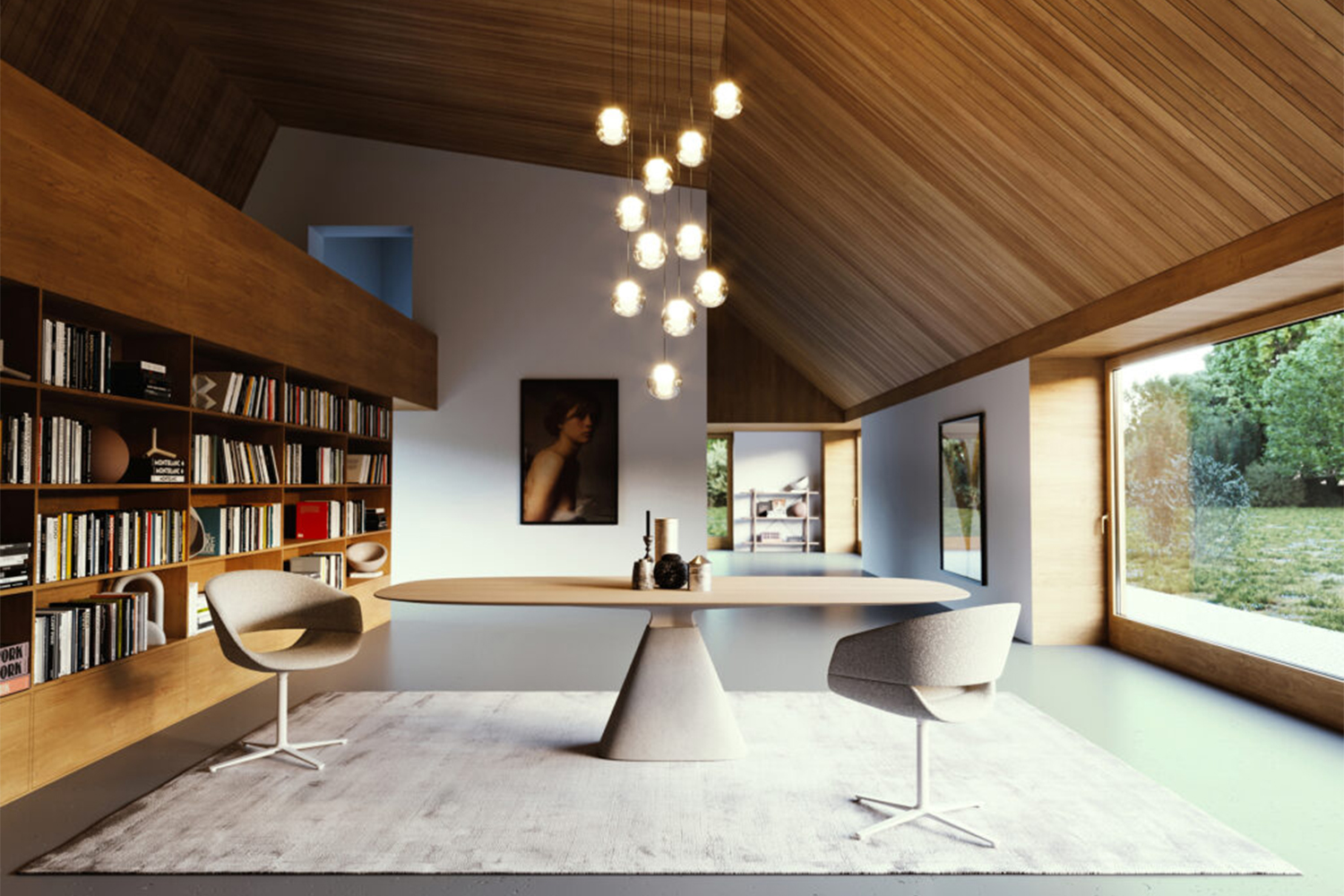 Heller Raum mit schrägem Holzdeck, ovalem Tisch mit konischem Fuss, zwei gepolsterten Drehstühlen, wandlanger Bücherwand, cluster aus gläsernen Pendelleuchten und grossem Fenster mit Blick in den Garten.