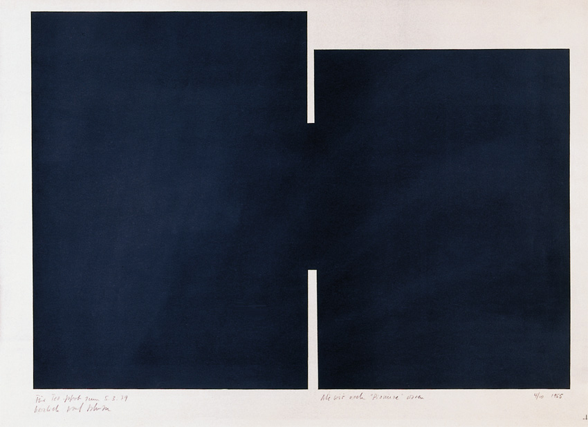 Abstrakte Grafik mit zwei grossen, dunkelblauen Rechteckflächen auf weissem Grund. Dazwischen verläuft ein schmaler vertikaler Spalt mit Versatz. Ruhige, geometrische Komposition.