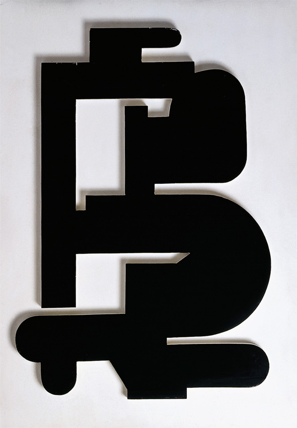 Schwarzes, grossformatiges Wandobjekt in abstrakter, typografischer Form. Klare Kanten und Rundungen auf weissem Hintergrund, erinnert an überlagerte Buchstabenformen.