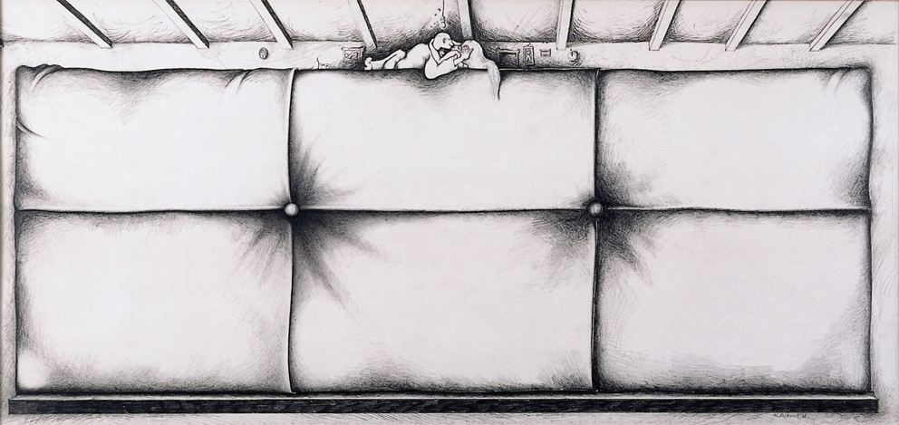 Zeichnung einer grossen Polsterflaeche mit vier weich eingedrueckten Feldern und Knopfheftungen. Oben auf einem schmalen Sims liegt eine kleine Figur unter Dachbalken, neben ihr liegen Kleinteile. Monochrom, feine Schraffuren, ruhige Szene.