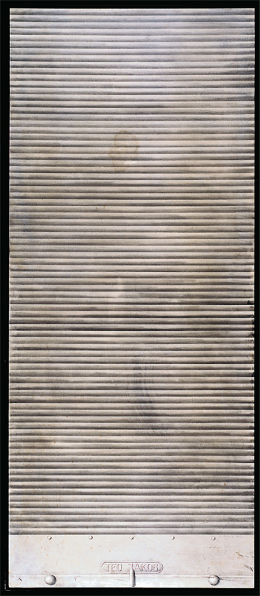 Fotografie eines hochformatigen Metallpaneels mit feinen horizontalen Rillen. Leichte Patina und Gebrauchsspuren, unten eine helle Leiste mit geprägtem Schriftzug „teo jakob“.