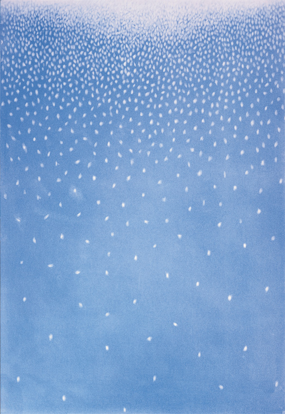 Abstraktes Motiv in Blau. Viele kleine weisse Tupfen, nach oben dichter, wirken wie fallender Schnee.