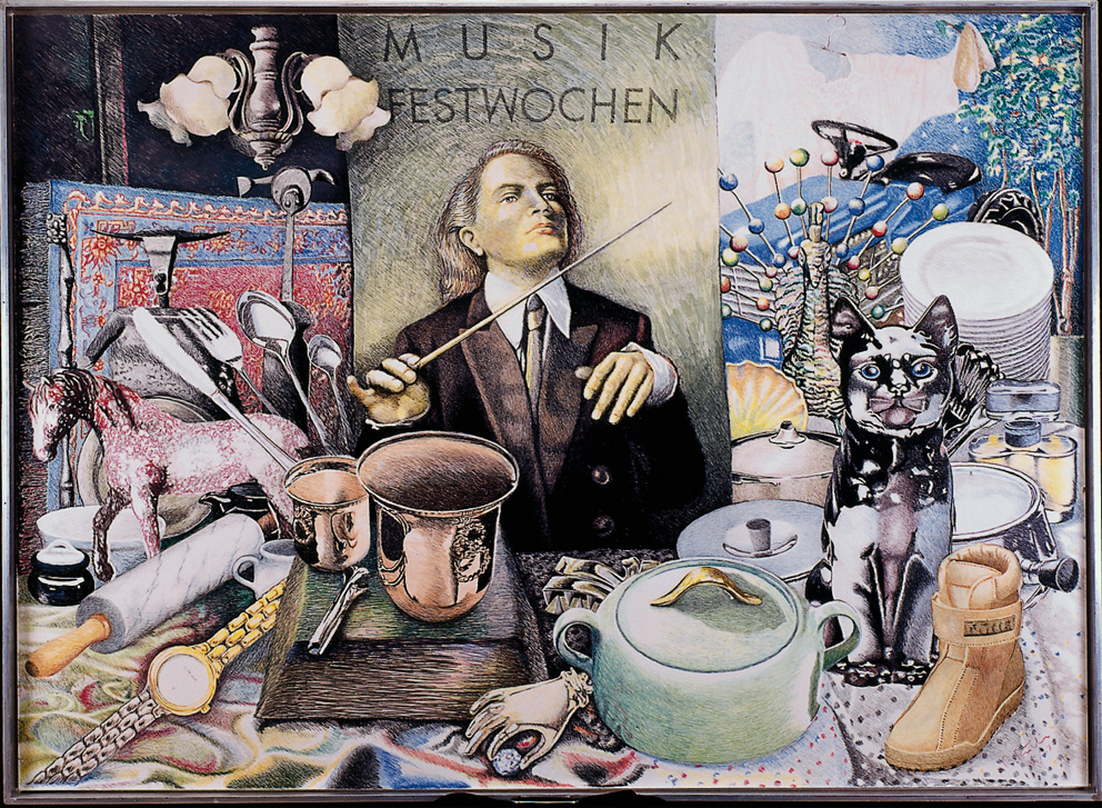 Illustrative Collage mit Dirigent vor dem Plakat „Musik Festwochen“. Umgeben von Alltags- und Dekoobjekten: Töpfe, Besteck, Katzenskulptur, Pferdefigur, Teller, Uhr, Nudelholz und Stiefel auf einer dicht gefüllten Tafel.