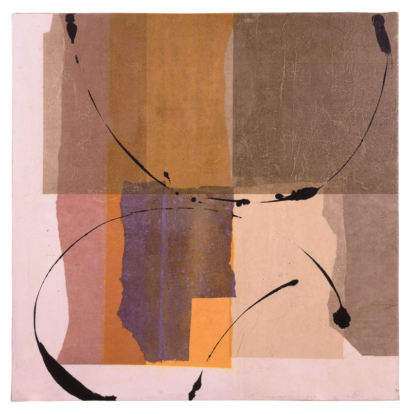 Abstrakte Komposition mit übereinanderliegenden Rechtecken in Beige, Ocker, Mauve und Violett. Darüber schwungvolle schwarze Pinselbögen und Sprenkel auf texturierter Fläche.