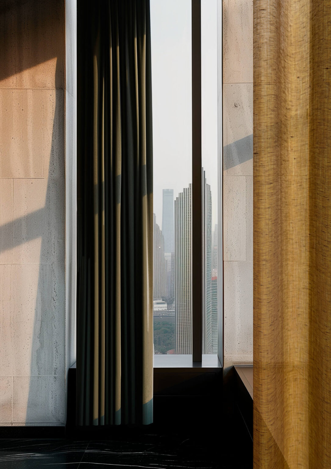Fenster mit Vorhang und Blick auf moderne Skyline.