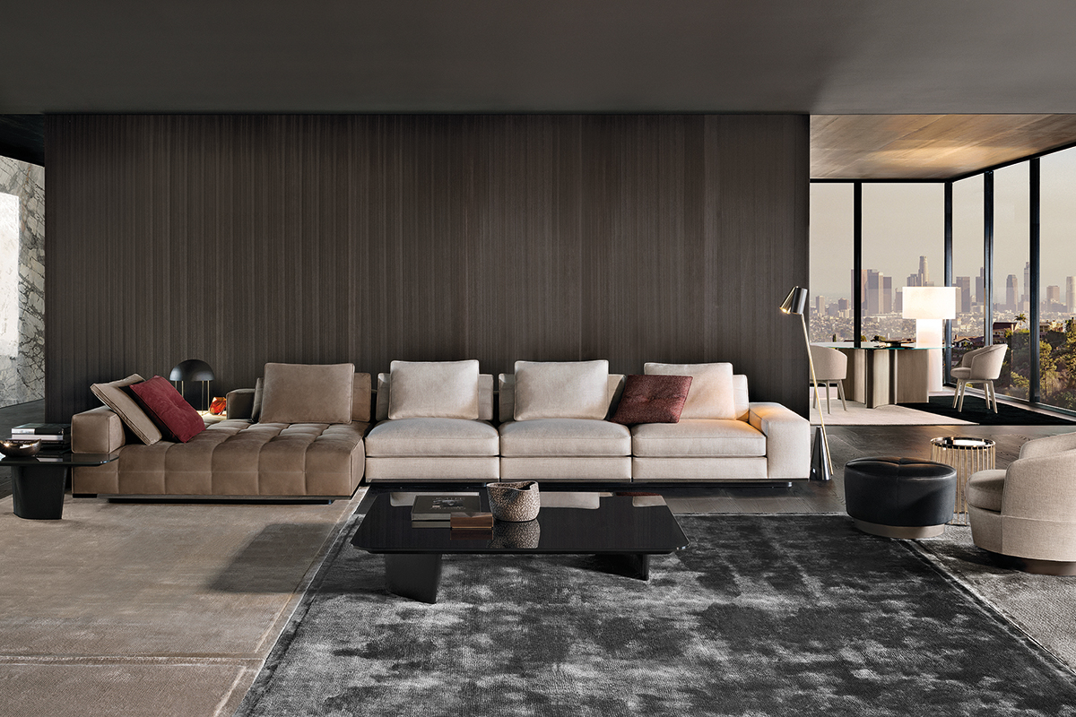 Grosszügiges Wohnzimmer mit langem, modularem Sofa vor dunkler Holzwand, schwarzem Couchtisch auf grauem Teppich und angrenzendem Essbereich mit Panoramafenstern und Skylineblick.