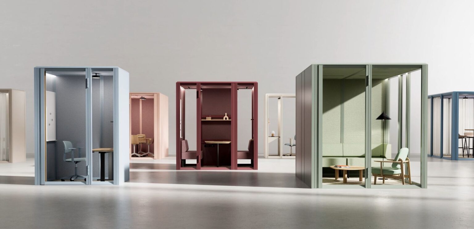 Mehrere Mute Raum in Raum Module in unterschiedlichen Farben und Grössen, links eine blaue Telefonkabine mit Stuhl und Ablage, mittig eine rote Meetingbox mit Tisch und Sitzbank, rechts eine grüne Loungebox mit Sofa, Sessel, rundem Tisch und Stehleuchte.