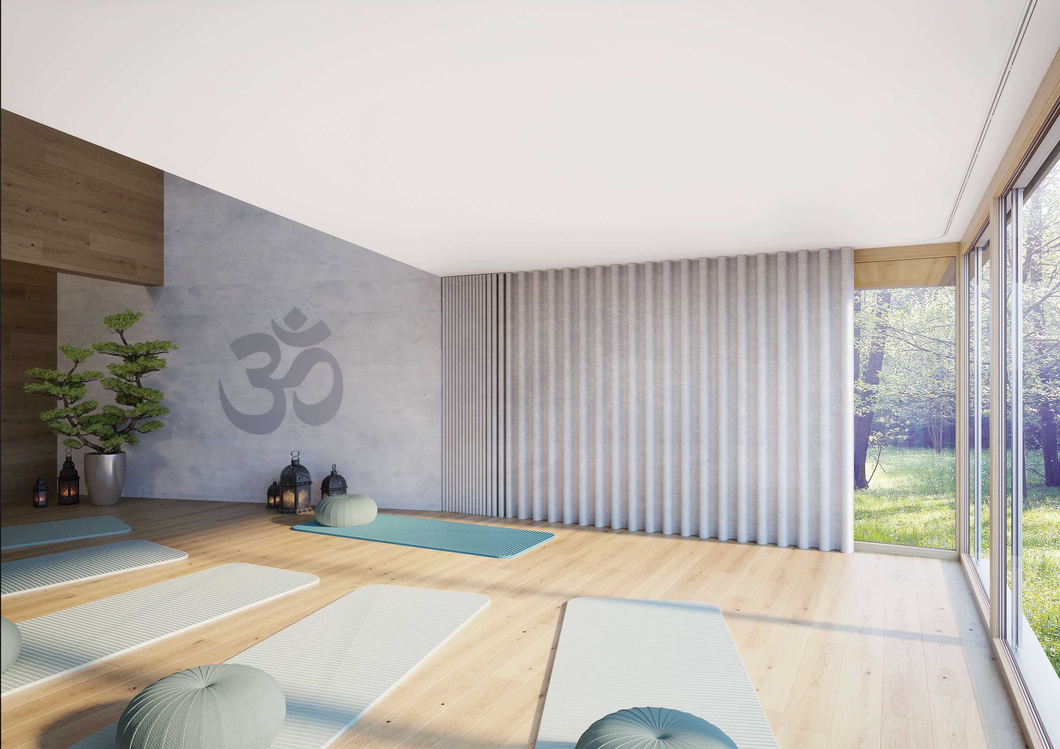 Ruhiger Yoga Raum mit hellen Holzböden und mehreren Matten. Links eine Betonwand mit Om Symbol und Dekolaternen neben einer Pflanze. Rechts bodentiefe Fenster mit Blick ins Grüne und ein breiter, heller Vorhang mit Wellenfalten. Viel Tageslicht und reduzierte Atmosphäre.