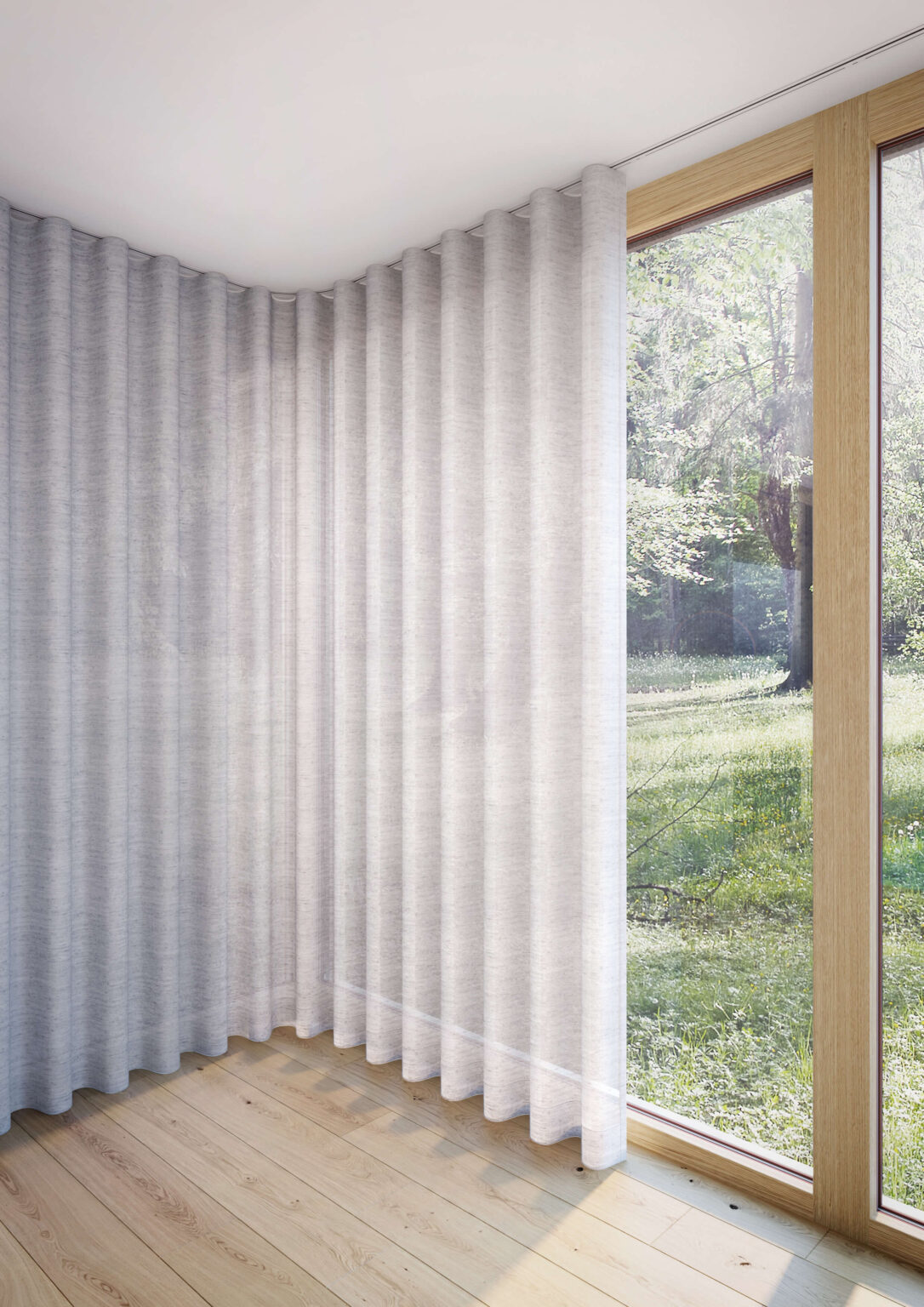 Bodentiefe Fensterfront mit Holzrahmen und Blick ins Grüne. Davor hängt ein heller, leicht transparenter Vorhang mit Wellenfalten, der über eine Deckenschiene geführt ist. Heller Holzboden und ruhige, minimalistische Raumwirkung.