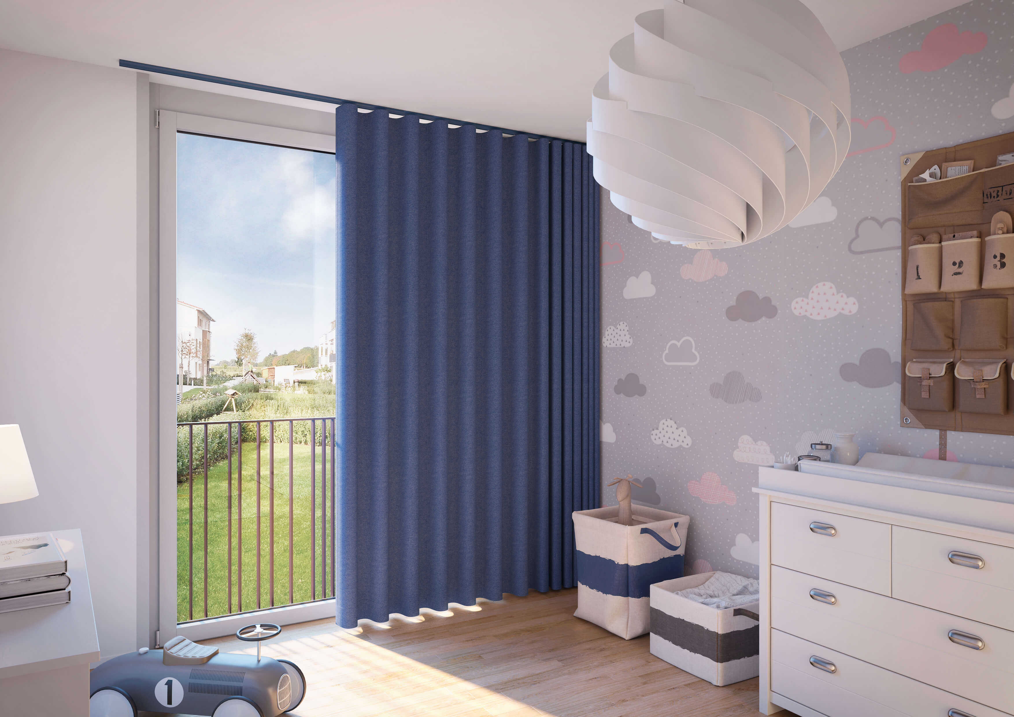Kinderzimmer mit grossen Fenstertüren zum Balkon und blauen Vorhängen. An der Wand ist eine Tapete mit Wolken Muster. Rechts steht eine weisse Kommode neben Stoff Aufbewahrungsboxen und einem Wand Organizer. Eine grosse, weisse Pendelleuchte hängt von der Decke.