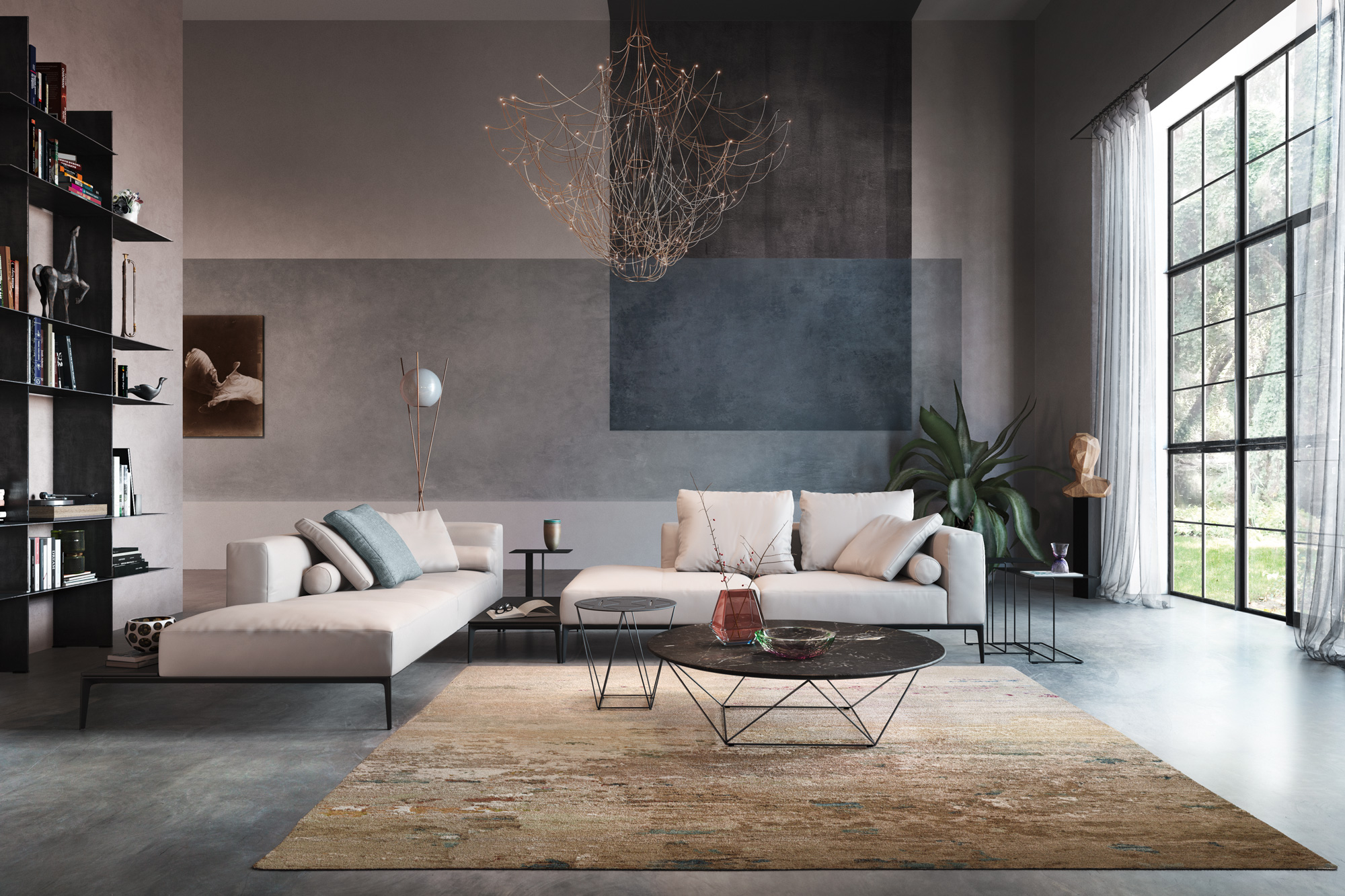 Grosszügig geschnittenes Wohnzimmer mit hoher Decke, grosser Fensterfront und Betonboden, helle modulare Sofalandschaft mit Chaiselongue, zwei schwarze runde Couchtische mit Drahtgestell, skulpturale Pendelleuchte, Wand in Grautönen mit geometrischen Farbfeldern, links offenes Regal, rechts grosse Zimmerpflanze und leichte Vorhänge.