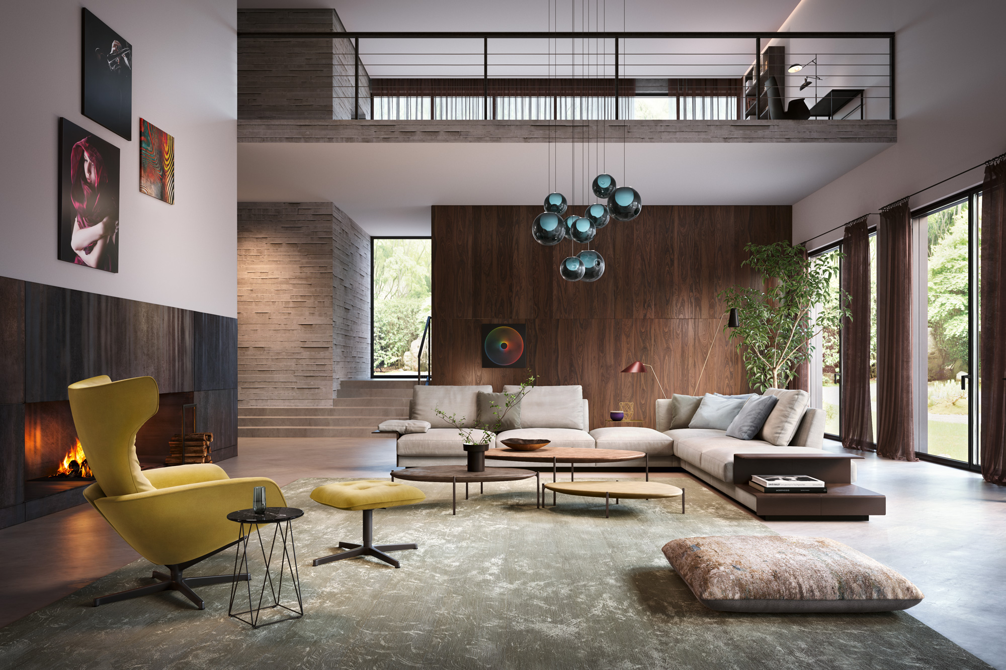 Doppelhoher Living Space mit Galerie und Kamin links, grosser heller Ecksofa Landschaft vor dunkler Holzpanelwand, Cluster Pendelleuchte aus blauen Glas Kugeln, gelber Loungechair mit Hocker vorn, bodentiefe Fenster rechts, grosse Teppichzone mit verschachtelten Couchtischen und Pflanze.