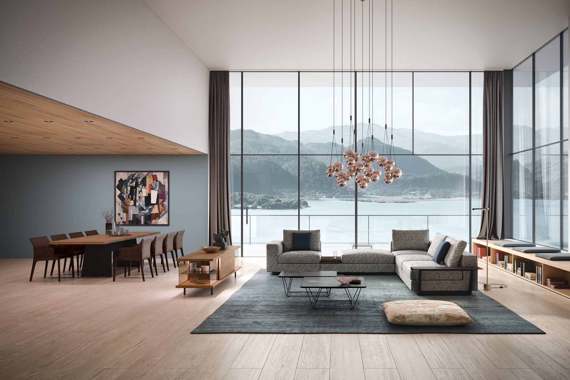 Grosszügiger Wohn und Essbereich mit bodentiefen Panoramafenstern und Blick auf See und Berge, modulare graue Ecksofa Landschaft auf dunklem Teppich mit zwei niedrigen Couchtischen, skulpturale Pendelleuchte mit vielen Glasgloben, langer Holzesstisch mit acht Stühlen links, Wandbild, Fensterbank mit Büchern rechts und heller Holzboden.