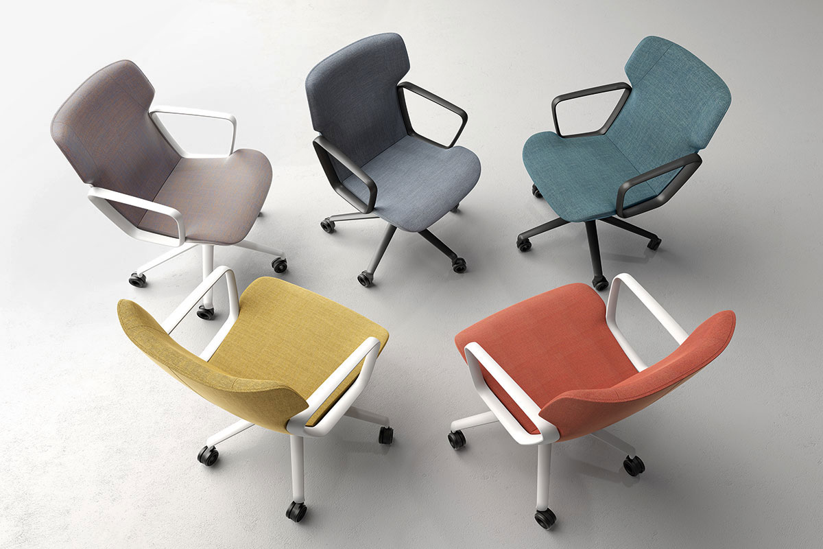 Fünf drehbare Arbeitsstühle in Kreisformation aus der Vogelperspektive, gepolstert in Grau, Blau, Petrol, Senfgelb und Terracotta, mit weissen oder schwarzen Armlehnen und Fusskreuzen auf Rollen auf hellem Boden.