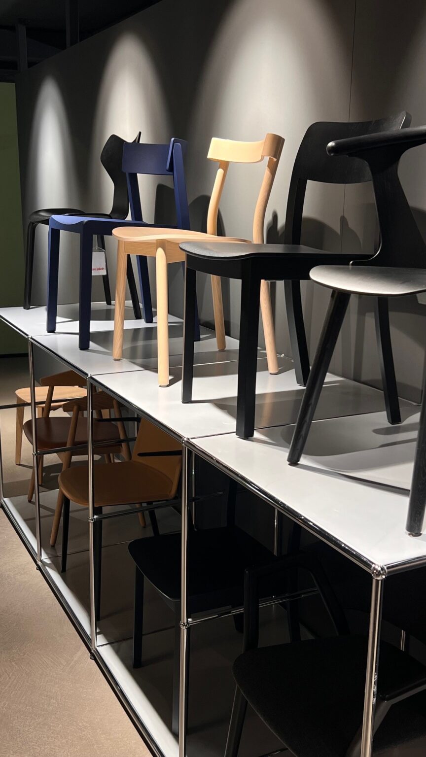 Designstühle auf USM Regal im Showroom.