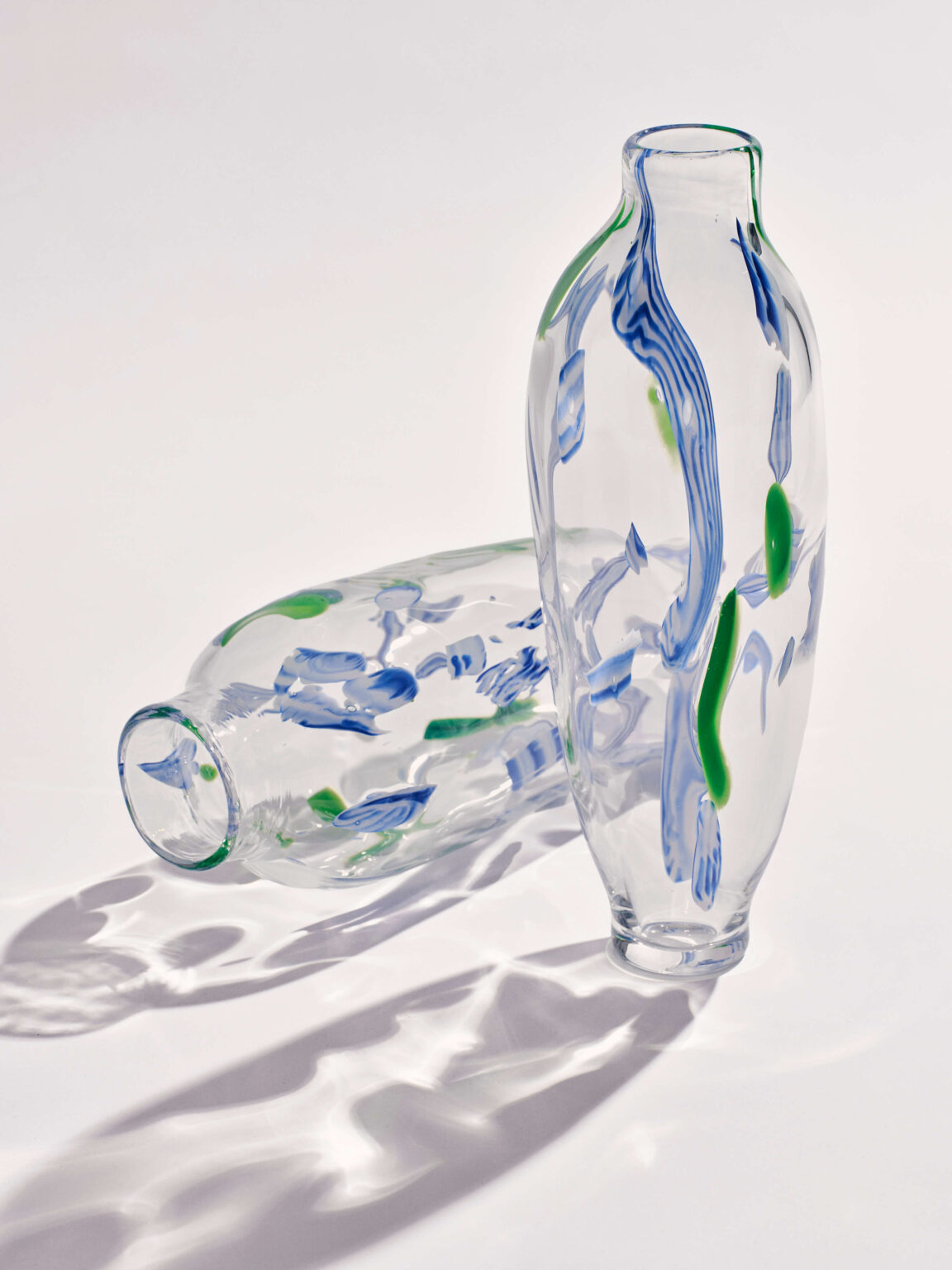 Zwei Glasvasen mit blauen und grünen Einschlüssen.