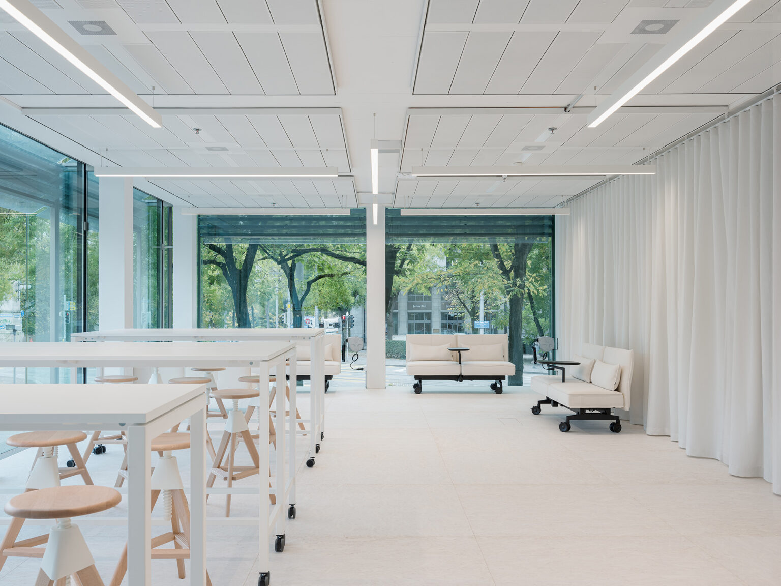 Heller Workspace mit Stehtischen und mobilen Loungemodulen.