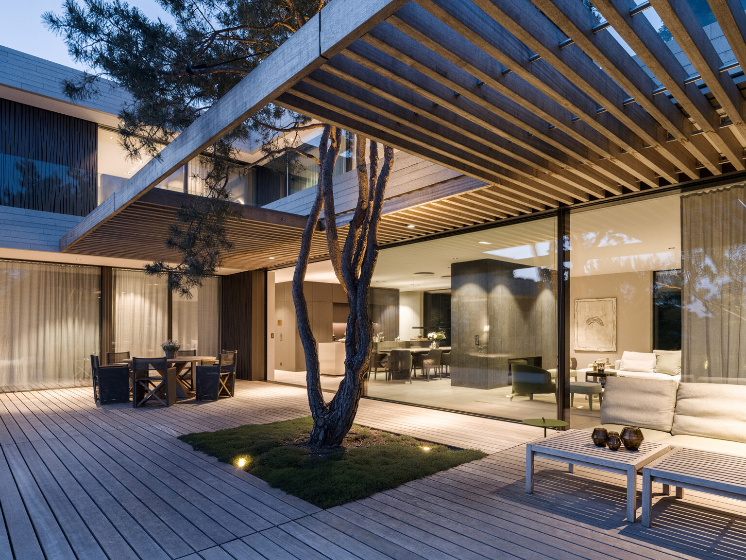 Privathaus Terrasse am Abend
