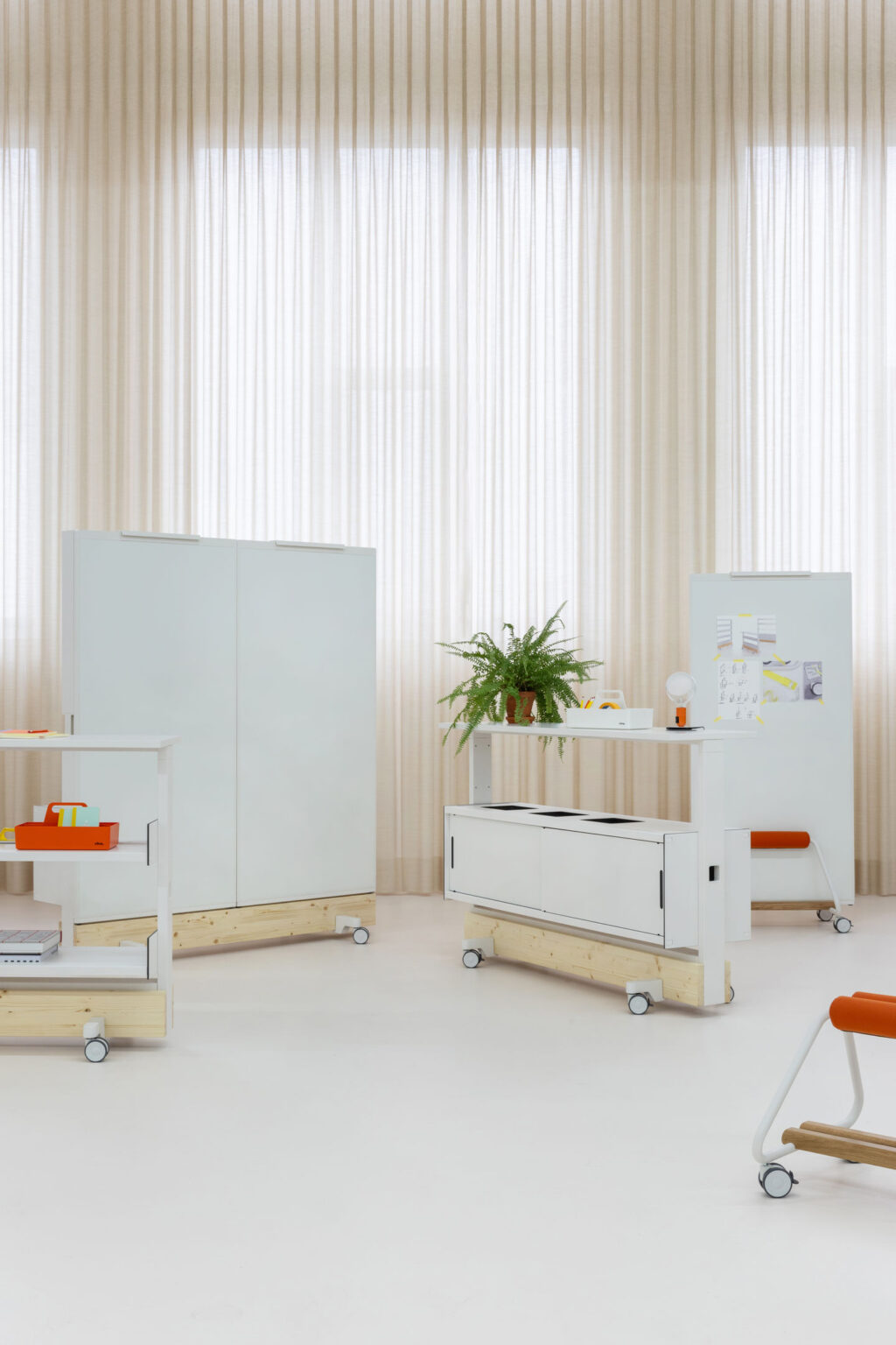 Vitra Scout im Studio: mobile, rollbare Module und Arbeitsflächen aus Holz, ergänzt mit Whiteboards und Stauraum.
