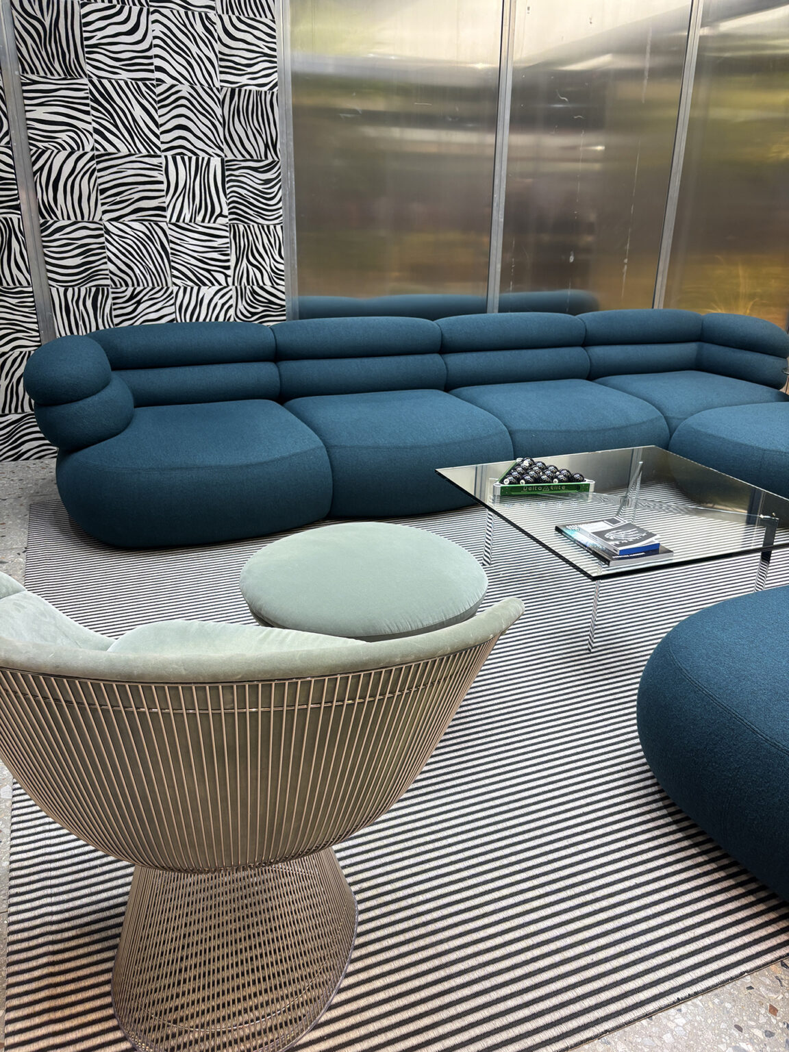Grosszügige Modulsofa Landschaft in Petrol mit Glas Couchtisch.