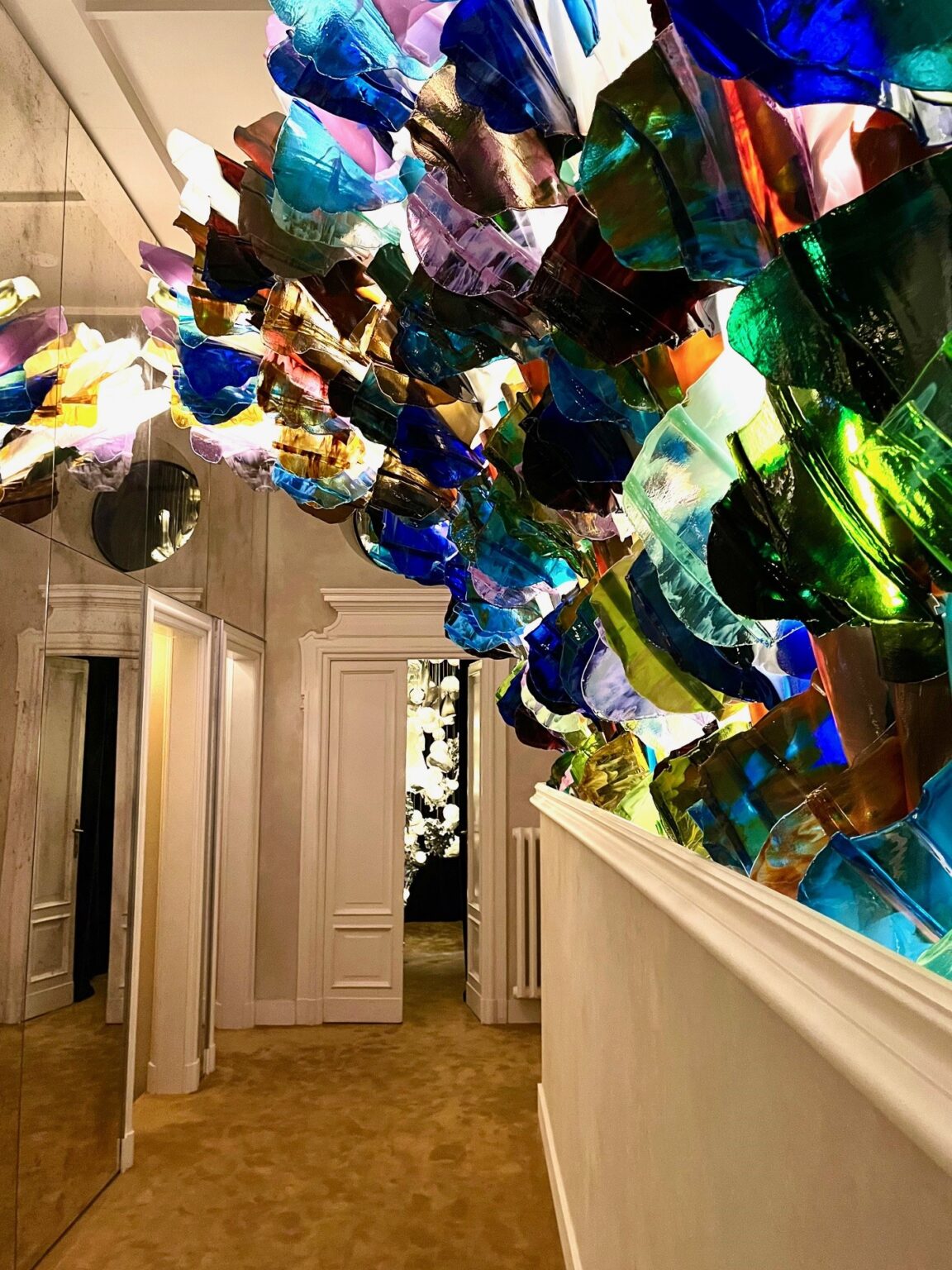 Farbintensive Glasinstallation entlang eines Korridors.