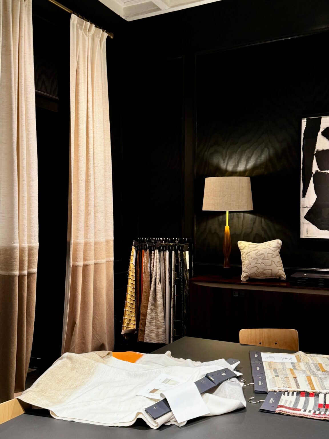 Stoffmuster und Vorhänge in dunklem Showroom Ambiente.