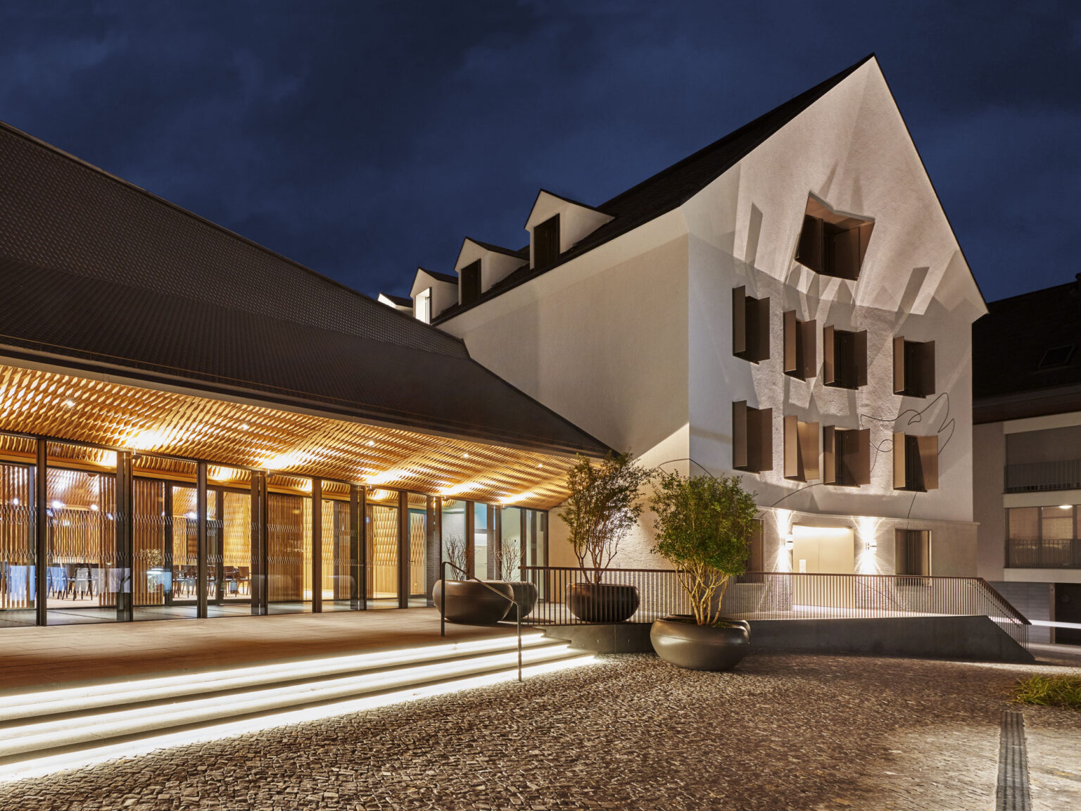 Modernisierte Aussenansicht des Restaurant Hotel Muri bei Nacht.