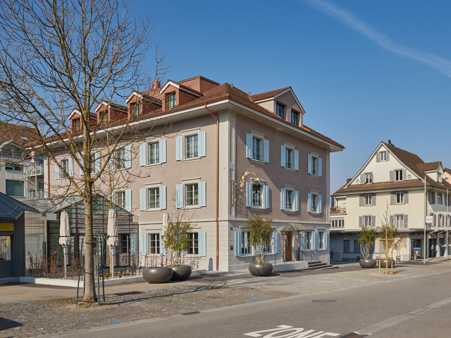 Historisches Gebäude mit hellblauen Fensterläden beim Restaurant Hotel Muri.