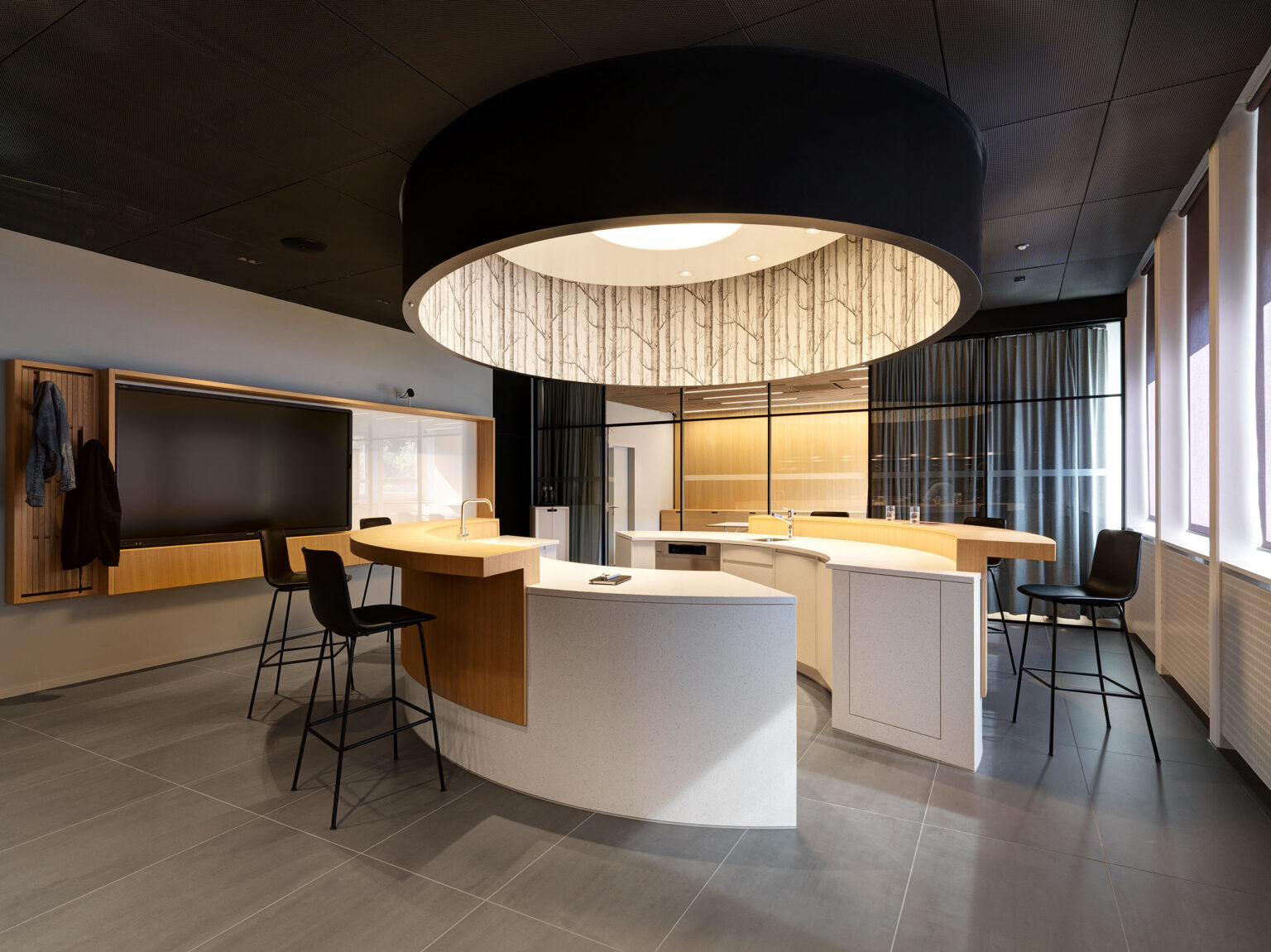 Offener Kreativraum mit Showküche und Glasfront im Givaudan Lab.