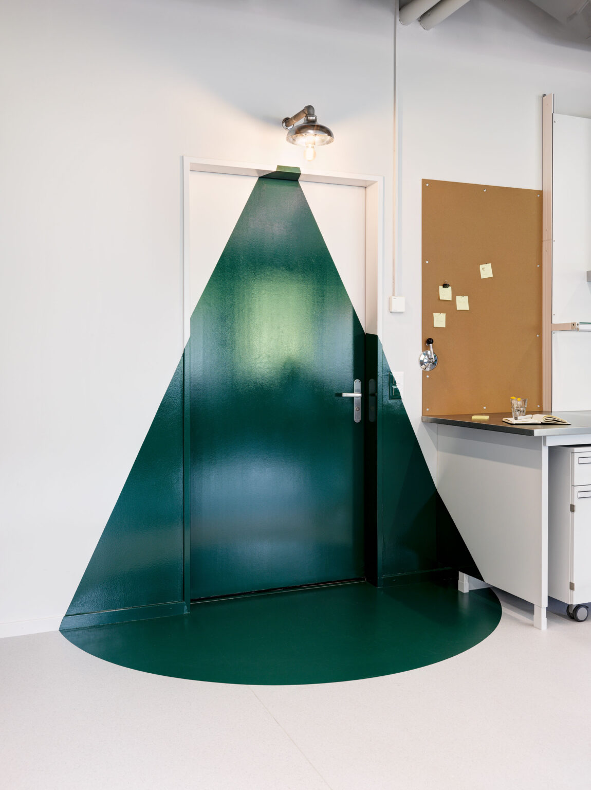 Tür mit dunkelgrünem, geometrischem Farbkonzept im Givaudan Lab.