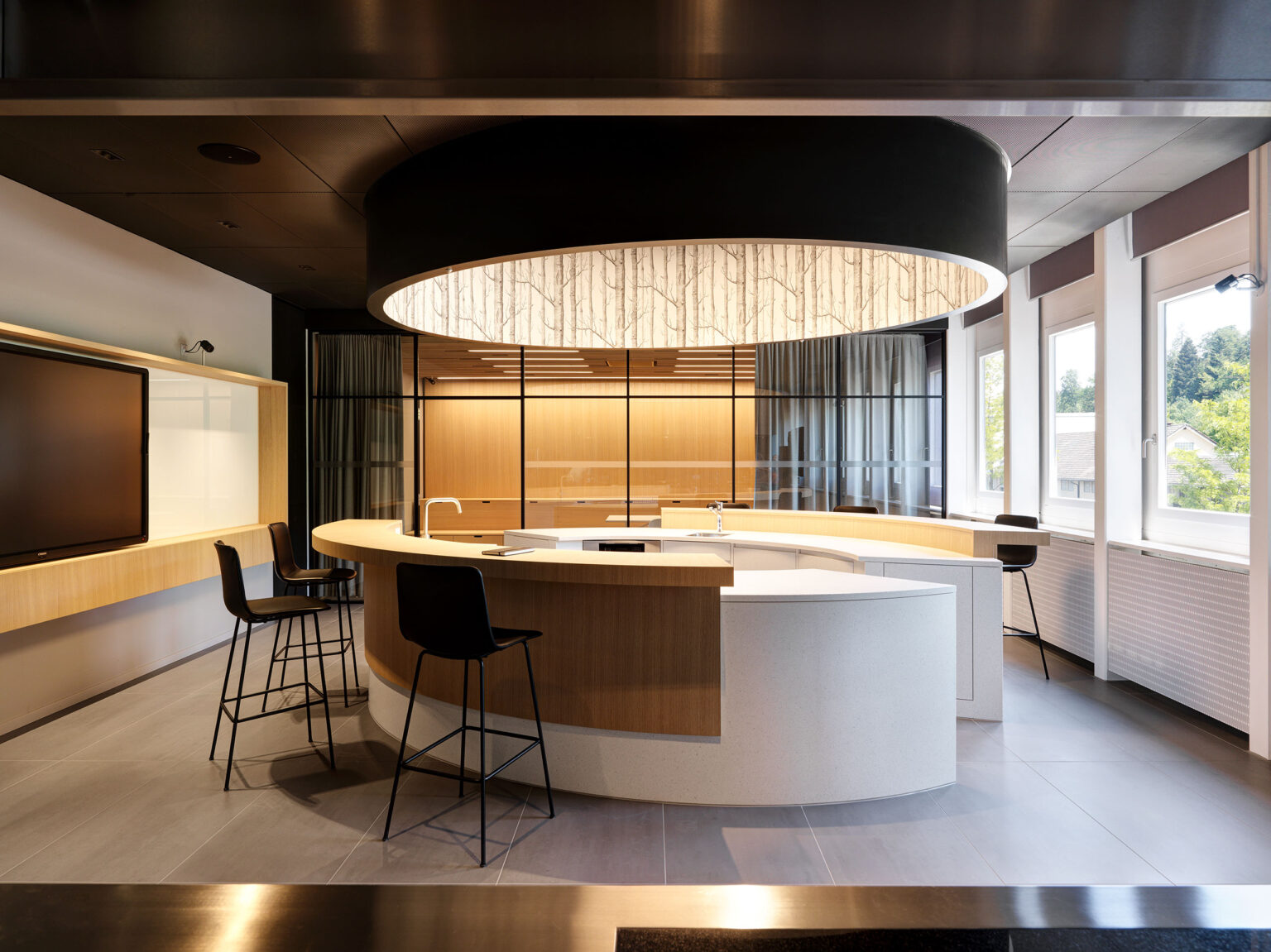 Offener Kreativraum mit Showküche und Glasfront im Givaudan Lab.