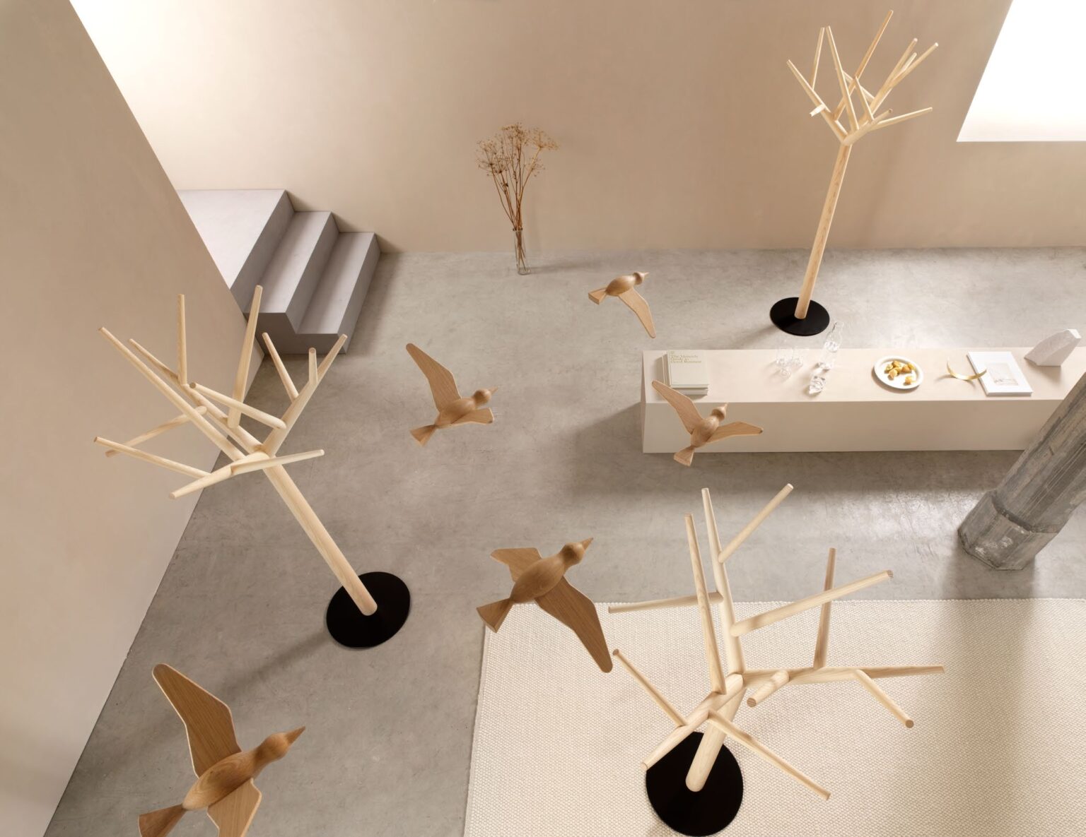 Holzskulpturen und Garderobenobjekte von Klybeck Basel Schweiz in minimalem Raum.