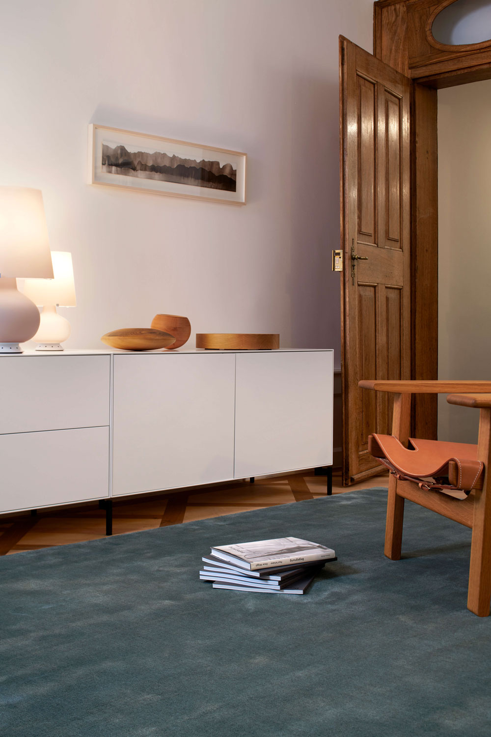 Dunkelblauer Ruckstuhl Teppich im eleganten Wohnraum.