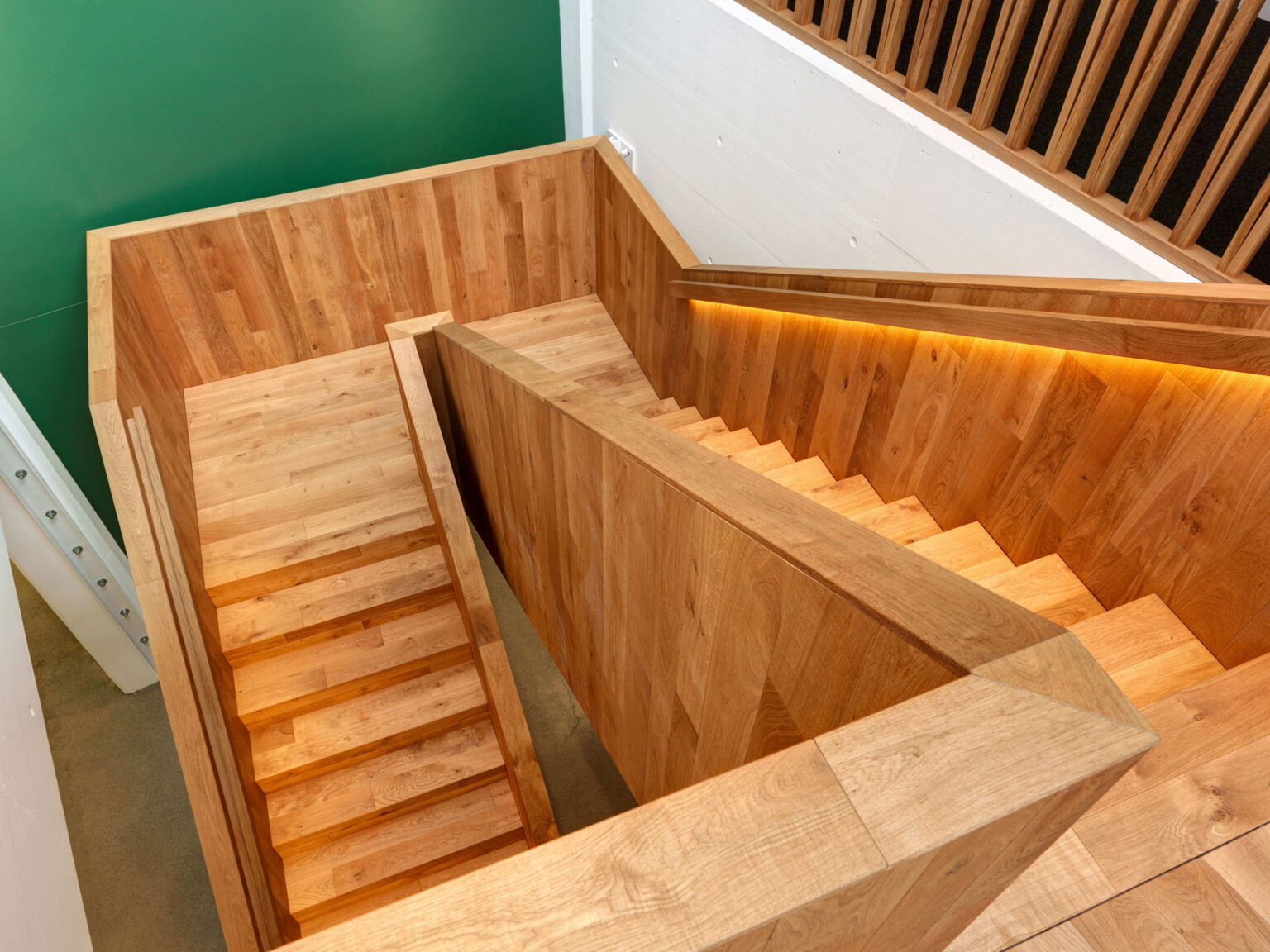 Migrolino Treppenanlage mit Holzverkleidung und integrierter Beleuchtung.
