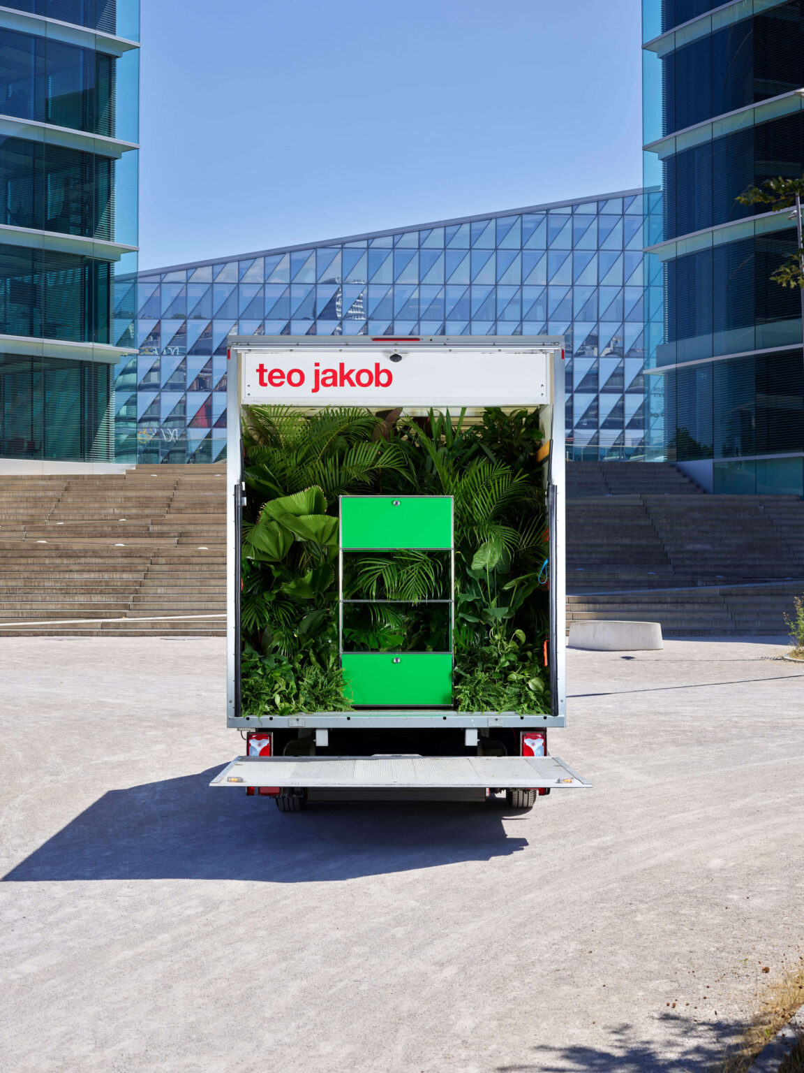 Transportanhänger mit bepflanzter Installation und teo jakob Schriftzug.