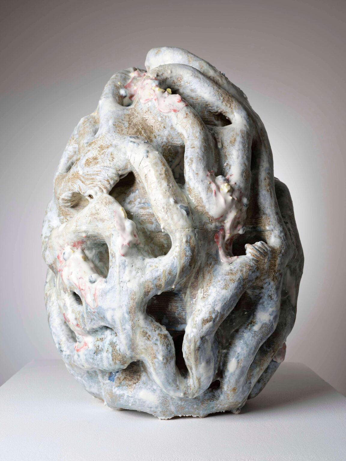 Organische Keramikskulptur von Raphaël Emine mit durchbrochener Struktur, hellblauer Glasur, erdigen Akzenten und roséfarbenen Details.