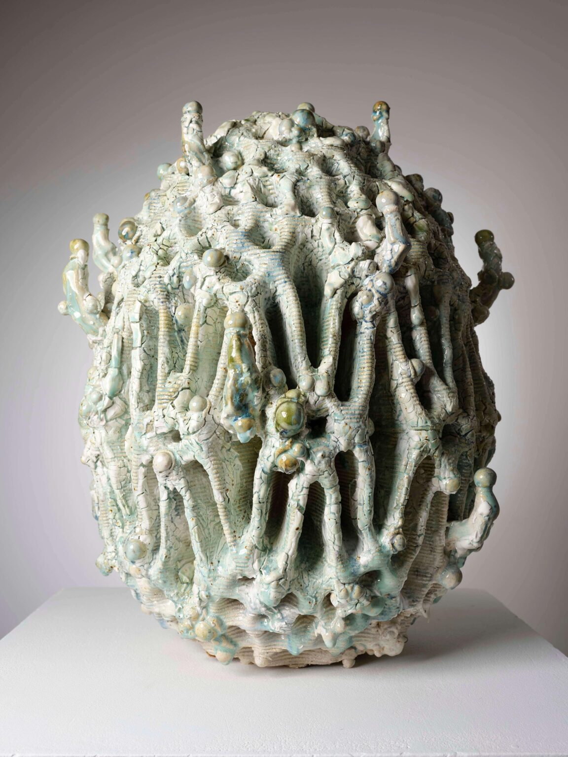 Keramikskulptur von Raphaël Emine mit organischer, netzartiger Struktur, türkisgrüner Glasur und reliefartigen Details.
