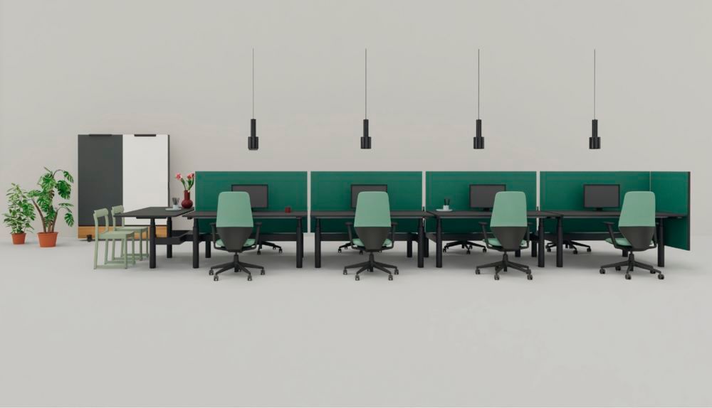 Vitra Büroeinrichtung mit grünen akustischen Trennwänden, modularen Arbeitsplätzen, Drehstühlen, Pendelleuchten, Pflanzen und Stauraummodulen in einem reduzierten Studio Setting.