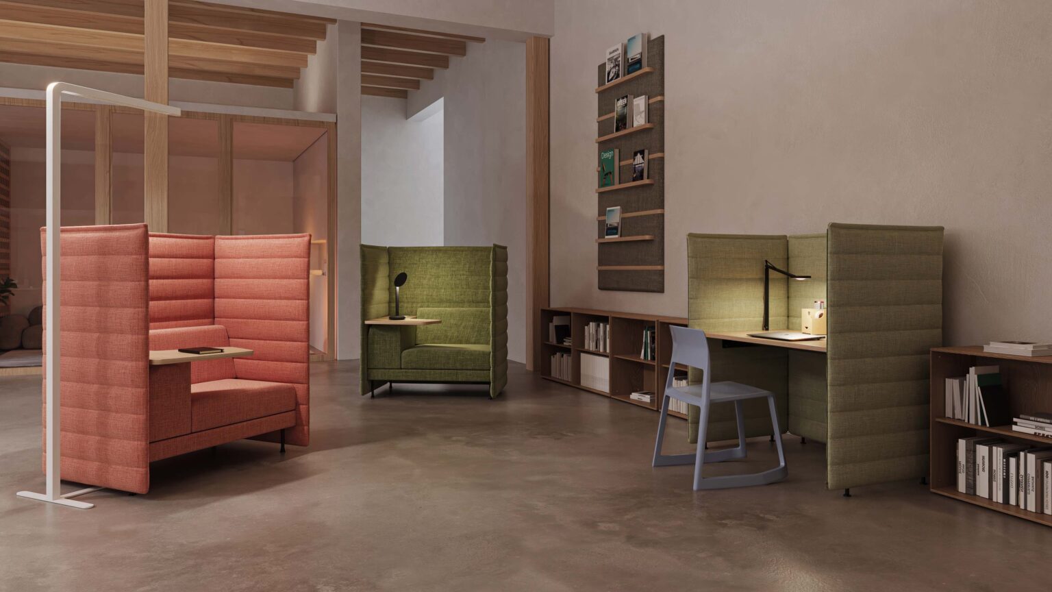 Moderner Workspace mit akustisch abgeschirmten Sitznischen in Korallrot und Olivgrün, integriertem Arbeitsplatz, Regalen und warmen Holzelementen.