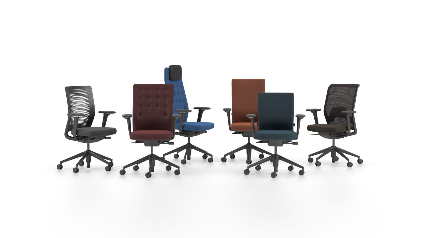 Sechs drehbare Arbeitsstühle gepolstert in Schwarz, Borderaux-Rot, Rot, Blau, Burgund und Dunkelblau, mit schwarzen Armlehnen und Fusskreuzen auf Rollen auf hellem Boden.