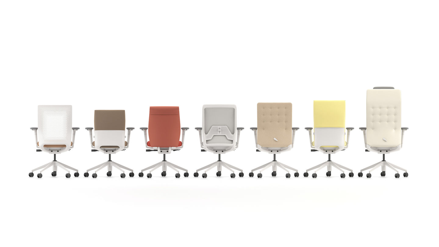 Sieben Vitra Bürostühle in unterschiedlichen Ausführungen, Farben und Rückenlehnen stehen nebeneinander vor weissem Hintergrund.